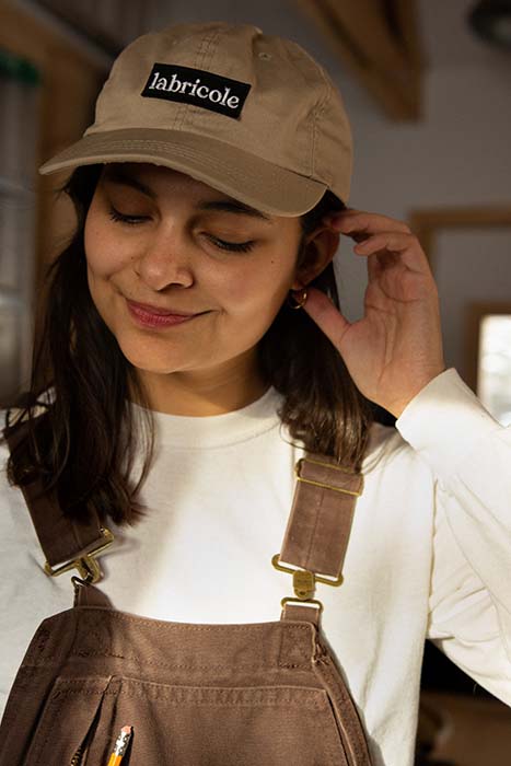 Myriam avec sa casquette La Bricole