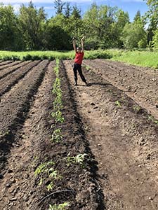 Myriam lors de la mise en terre des plants de tomates